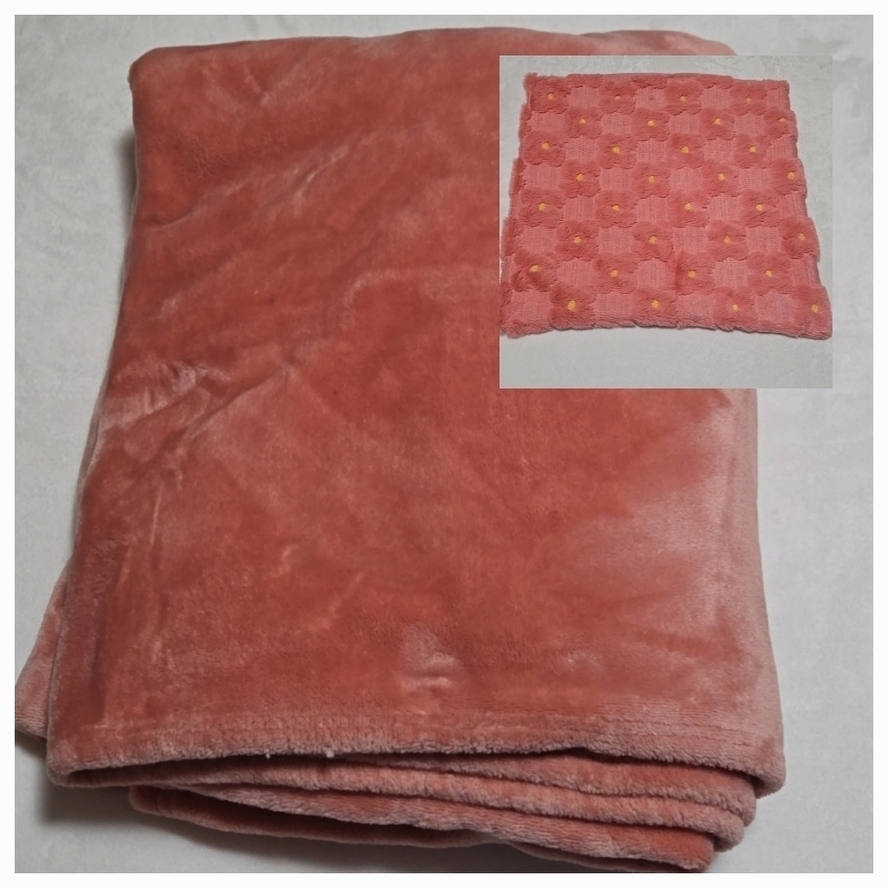 72" x 52" Soft Midweight Coral Full Blanket & 2 18" x 18" Zipper Pillow Covers